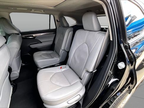 Used 2025 Toyota Highlander Platinum AWD/4WD image 21