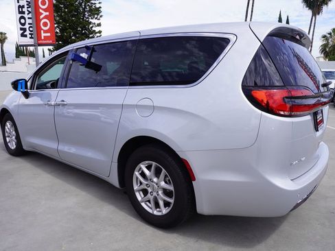 Used 2024 Chrysler Pacifica Touring-L image 6