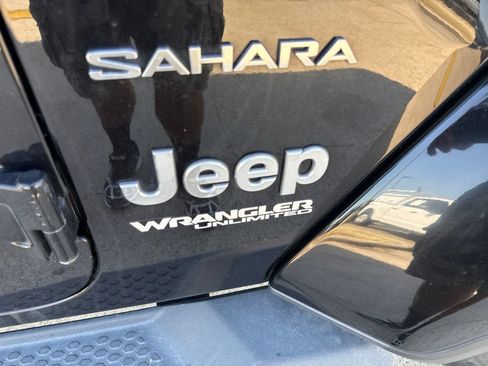 Used 2018 Jeep Wrangler Unlimited Sahara w/ Uconnect 4C Nav & Sound Group AWD/4WD image 17