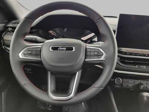 Used 2025 Jeep Compass Trailhawk AWD/4WD image 6