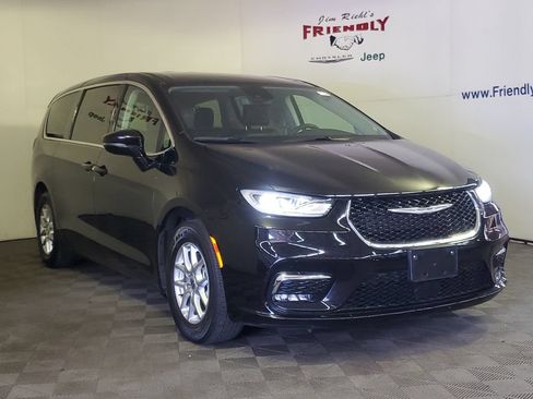 Used 2024 Chrysler Pacifica Touring-L FWD image 2