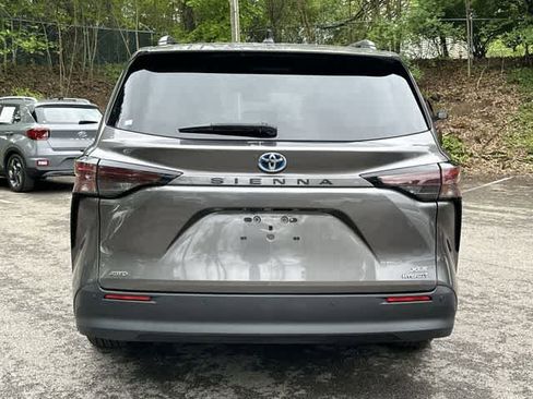Used 2024 Toyota Sienna XLE w/ XLE Plus Package AWD/4WD image 4