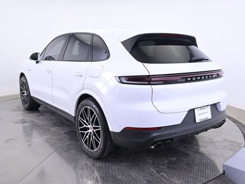 Used 2025 Porsche Cayenne E-Hybrid image 3