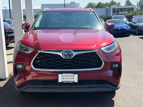 Used 2021 Toyota Highlander Limited AWD/4WD image 2