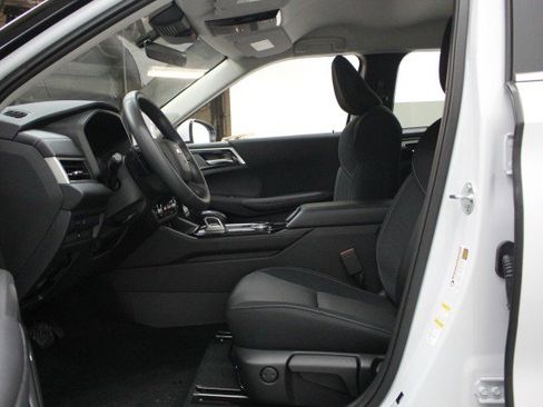 New 2026 Mitsubishi Outlander ES image 6