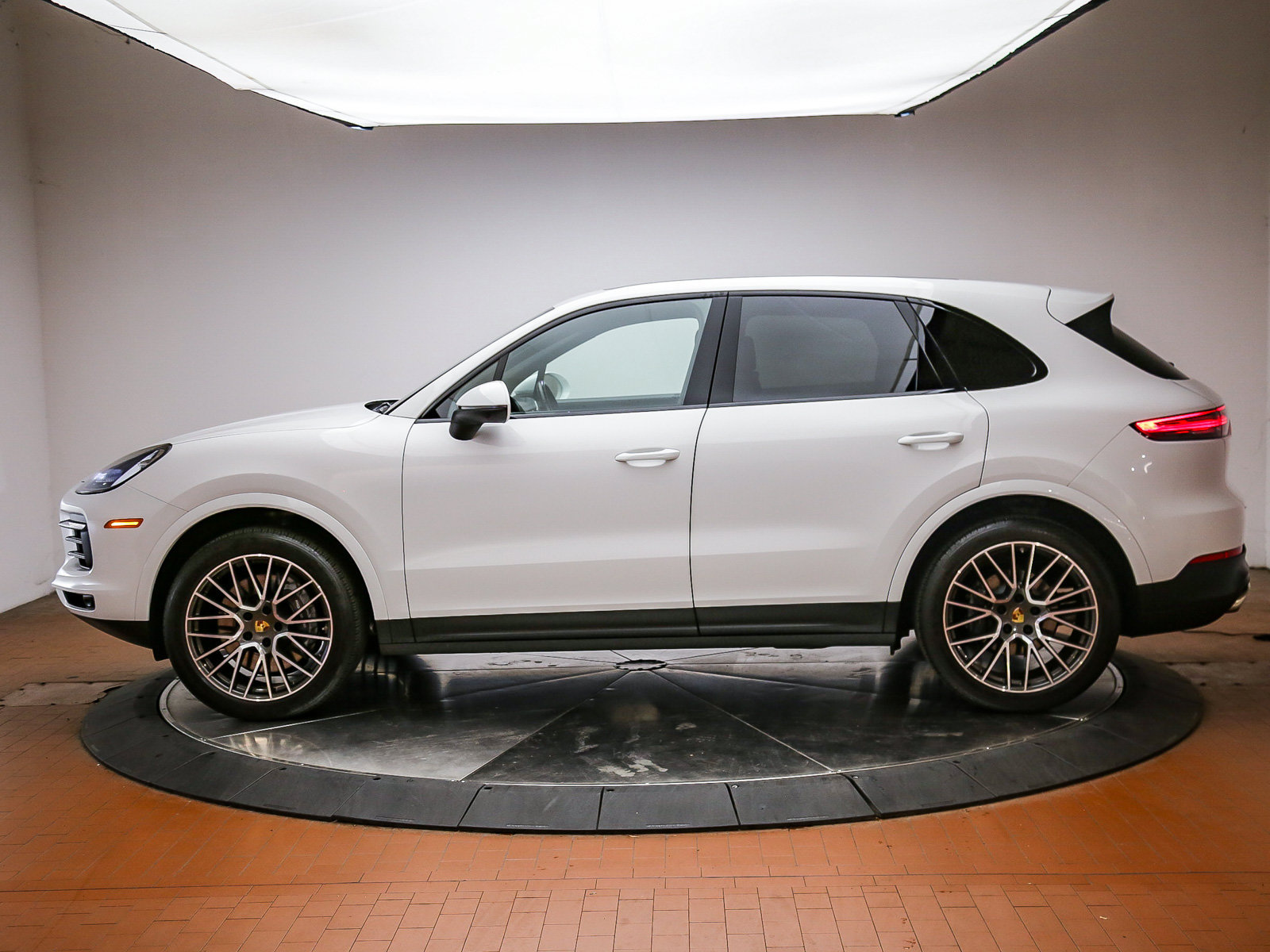 Certified 2023 Porsche Cayenne AWD/4WD image 2
