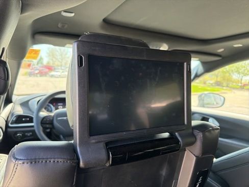 Used 2023 Chrysler Pacifica Touring-L w/ Uconnect Theater Family Group AWD/4WD image 18