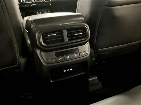 Used 2024 Honda Pilot Touring image 10