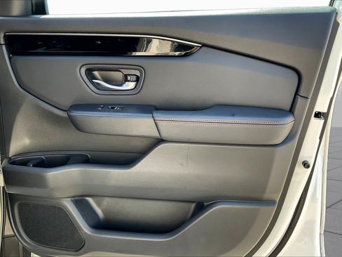 Used 2025 Honda Pilot TrailSport image 23
