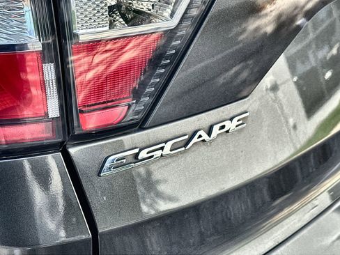 Used 2017 Ford Escape SE image 7