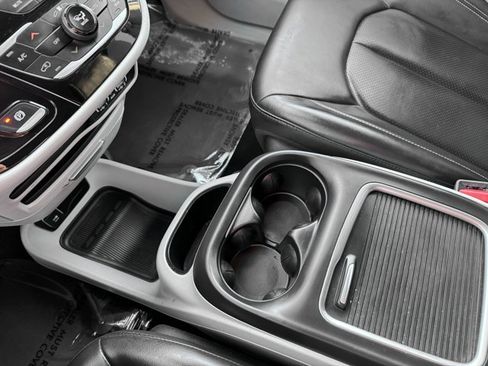 Used 2023 Chrysler Pacifica Touring-L image 17