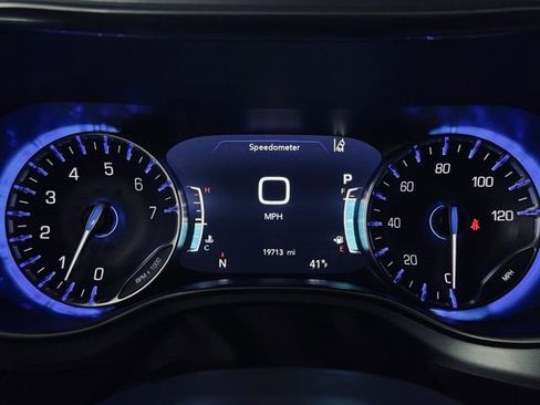Used 2025 Chrysler Pacifica Limited FWD image 37