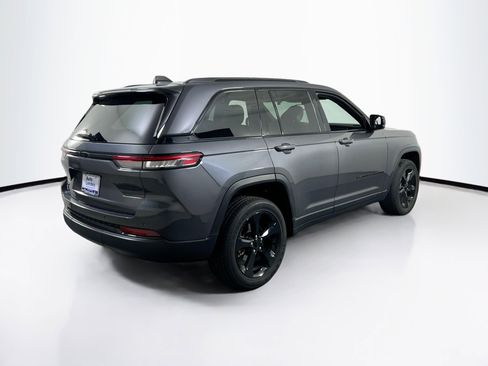 Used 2023 Jeep Grand Cherokee Altitude AWD/4WD image 5