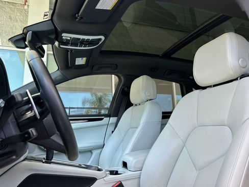 Certified 2023 Porsche Macan AWD/4WD image 5