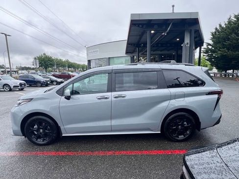 Used 2025 Toyota Sienna XLE Woodland Edition AWD/4WD image 4