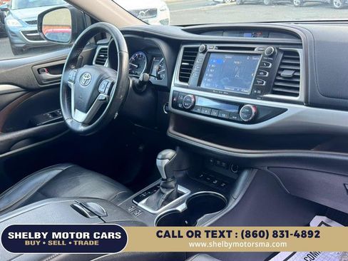 Used 2017 Toyota Highlander XLE AWD/4WD image 15