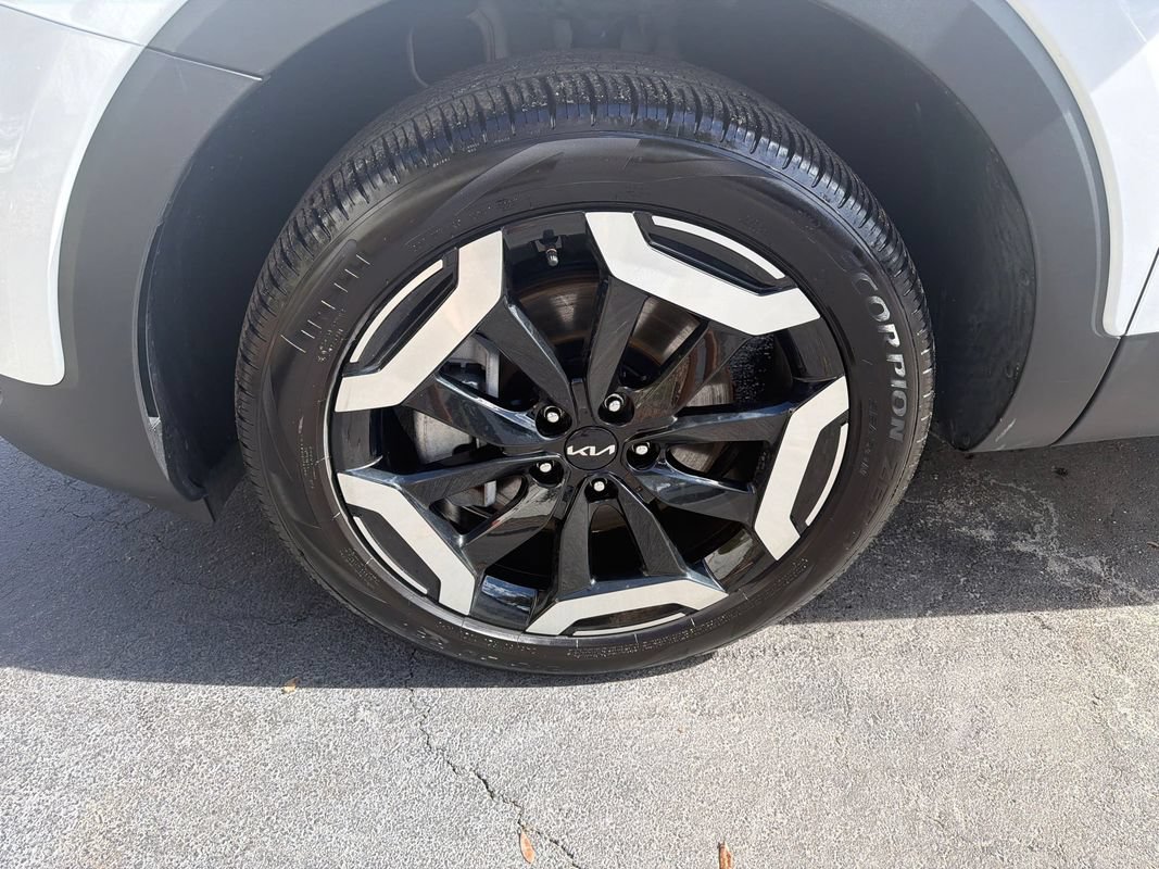 Used 2023 Kia Telluride EX w/ EX Captain's Chair Package FWD image 9