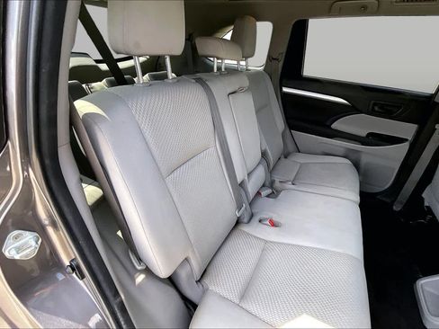 Used 2018 Toyota Highlander LE FWD image 19