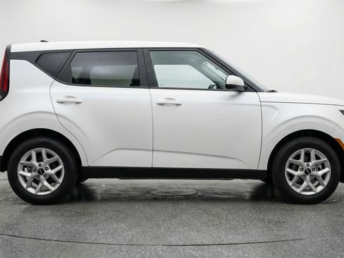 Used 2025 Kia Soul LX w/ LX Technology Package FWD image 11