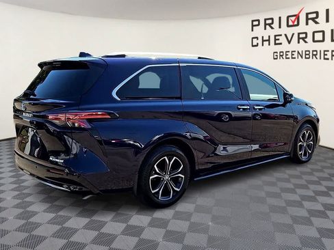 Used 2025 Toyota Sienna Platinum AWD/4WD image 8