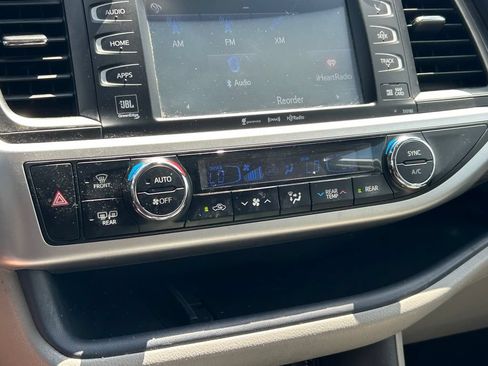 Used 2018 Toyota Highlander Limited FWD image 35