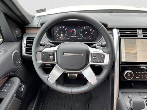 Used 2025 Land Rover Discovery Dynamic SE AWD/4WD image 15