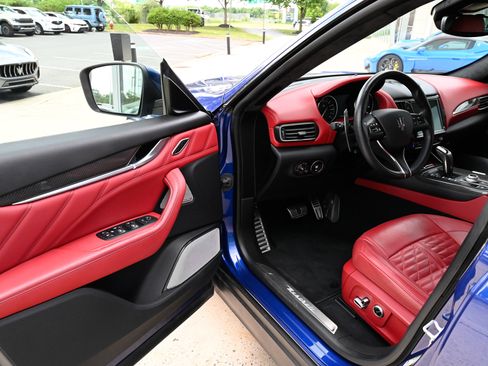 Used 2023 Maserati Levante Trofeo AWD/4WD image 15