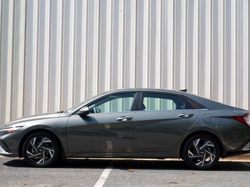 Used 2025 Hyundai Elantra SEL FWD image 8