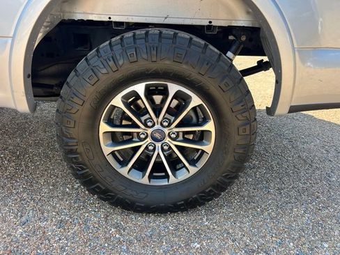 Used 2018 Ford F150 XLT w/ Equipment Group 302A Luxury AWD/4WD image 9