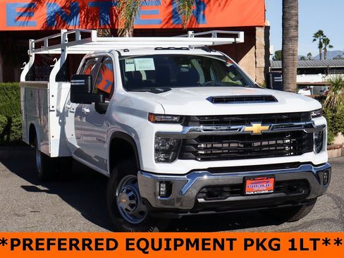 Used 2025 Chevrolet Silverado 3500 LT w/ Convenience Package image 2