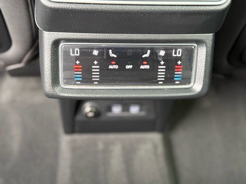 Used 2019 Audi e-tron Premium Plus image 32