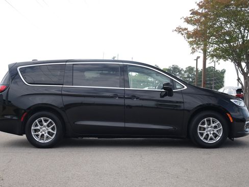 Used 2024 Chrysler Pacifica Touring-L FWD image 6