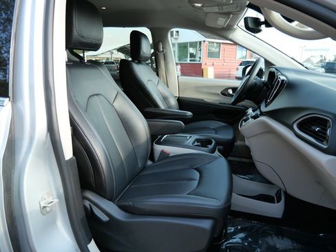 Used 2024 Chrysler Pacifica Touring-L FWD image 12