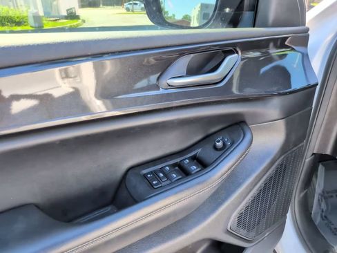 Used 2023 Jeep Grand Cherokee Altitude AWD/4WD image 18
