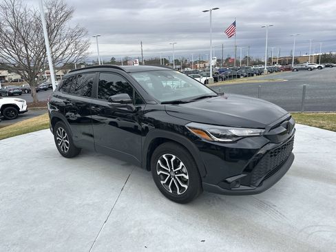 Used 2023 Toyota Corolla Cross SE image 2