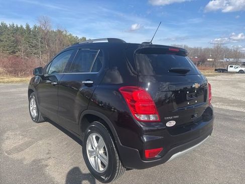 Used 2020 Chevrolet Trax LT w/ LT Convenience Package AWD/4WD image 3
