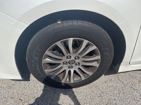 Used 2020 Toyota Sienna XLE w/ XLE Navigation Package image 9