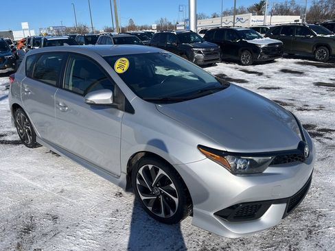 Used 2018 Toyota Corolla iM image 3