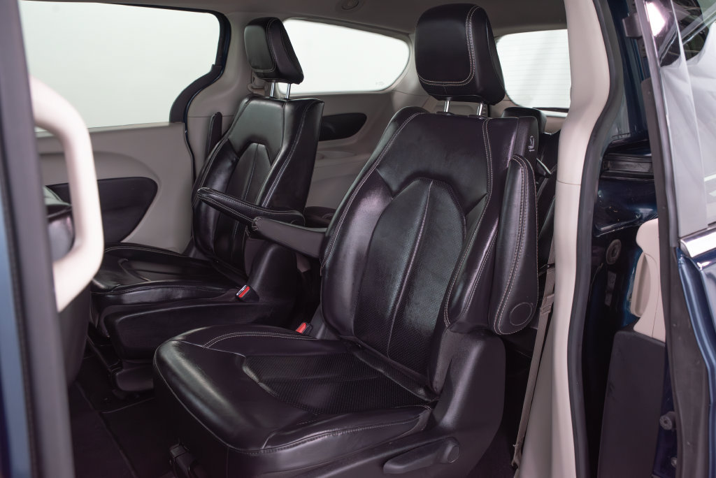 Used 2024 Chrysler Pacifica Limited FWD image 10