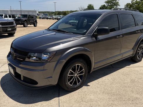 Used 2018 Dodge Journey SE w/ Connectivity Group FWD image 2