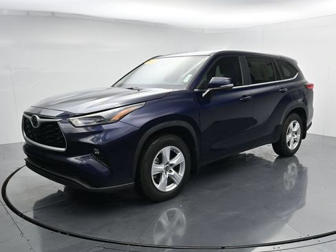Used 2023 Toyota Highlander LE AWD/4WD image 4