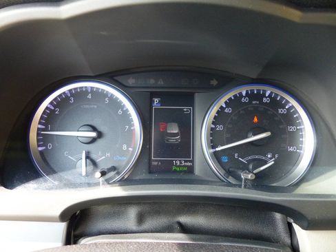 Used 2019 Toyota Highlander FWD V6 image 38