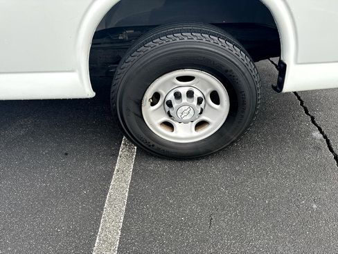 Used 2017 Chevrolet Express 2500 image 19