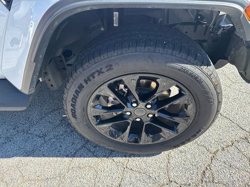 Used 2025 Jeep Wrangler Sahara image 12