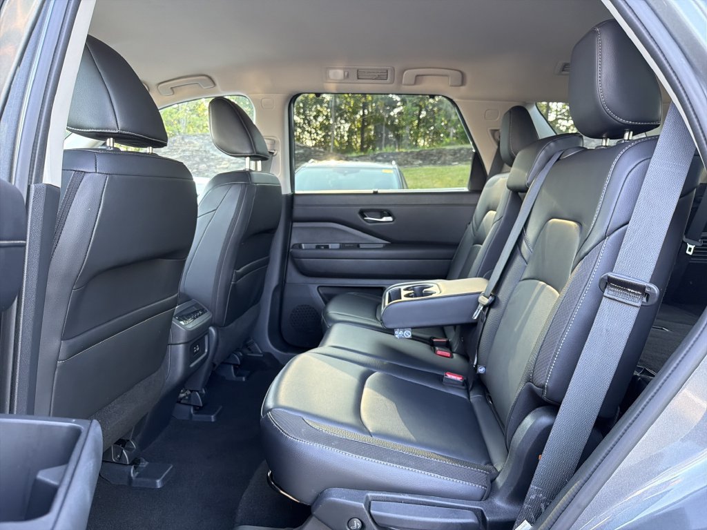 Used 2025 Nissan Pathfinder SL FWD image 13