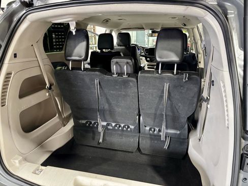 Used 2023 Chrysler Pacifica Touring-L FWD image 10