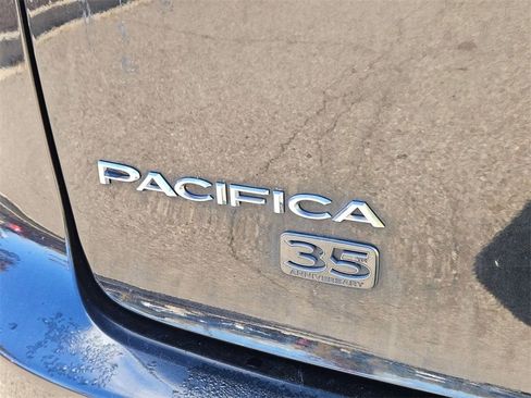 Used 2020 Chrysler Pacifica Touring-L image 10