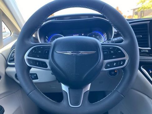 Used 2024 Chrysler Pacifica Limited image 30