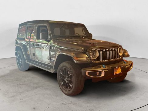 Used 2024 Jeep Wrangler Unlimited Sahara w/ Technology Group AWD/4WD image 1