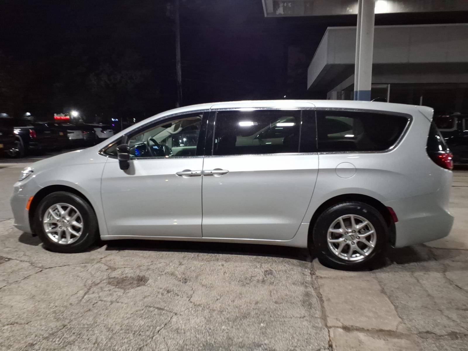 Used 2024 Chrysler Pacifica Touring-L FWD image 6